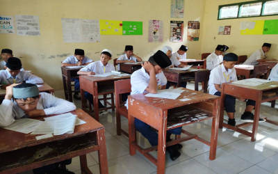 Suasana Test di SMP ISLAM THOYBA AMPEL